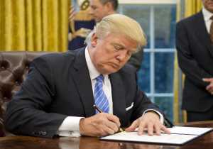ΗΠΑ: Ο Τραμπ υπέγραψε την αποχώρηση από την TPP