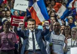 «Νίκη» Μακρόν δείχνουν οι δημοσκοπήσεις στην Γαλλία