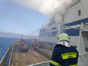 Πυρκαγιά σε παροπλισμένο πλοίο στο λιμάνι της Ελευσίνας