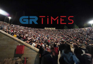 Θεσσαλονίκη: Απίστευτος συνωστισμός σε παράσταση, εικόνες που προκαλούν προβληματισμό (pics &amp; vids)