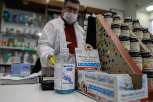 Κορoνοϊός: Πρώτο κρούσμα σε φαρμακοποιό - Επιθέσεις κακοποιών σε φαρμακεία καταγγέλλει ο ΦΣΑ