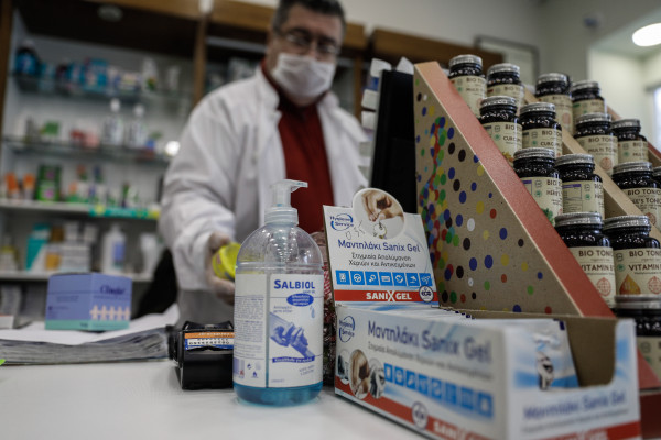 Κορoνοϊός: Πρώτο κρούσμα σε φαρμακοποιό - Επιθέσεις κακοποιών σε φαρμακεία καταγγέλλει ο ΦΣΑ