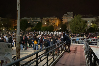Απίστευτες εικόνες στη Θεσσαλονίκη: Κορονοπάρτι 1.000 ατόμων στο ΑΠΘ (βίντεο)