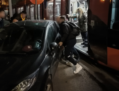 Νέος Κόσμος: Επιβάτες του τραμ σε ρόλο... Τροχαίας, σήκωσαν παρκαρισμένο αυτοκίνητο που εμπόδιζε το συρμό