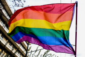 Η Περιφέρεια Αττικής δημιουργεί δύο νέες δομές στέγασης και παροχής ψυχοκοινωνικής υποστήριξης σε ΛΟΑΤΚΙ+ άτομα