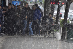 Βόλος: Σαρώνει η κακοκαιρία- Καταρρακτώδεις βροχές και κεραυνοί