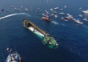 Συγκλονιστικό βίντεο από τη βύθιση εμπορικού πλοίου (vid)