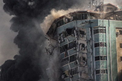 Γάζα: Ισραηλινές βόμβες ισοπέδωσαν κτίριο που στέγαζε το Al Jazeera και το Associated Press (βίντεο)