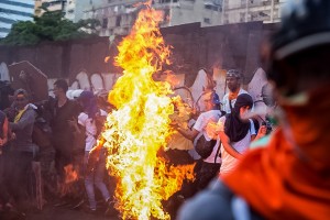 Βενεζουέλα: Διαδηλωτής στις φλόγες (vid)
