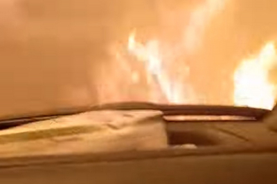 Φωτιά στην Αρκαδία: Βίντεο που καθηλώνει - Πέρασαν με το αυτοκίνητο μέσα από τις φλόγες, «φύγε, προλαβαίνουμε»