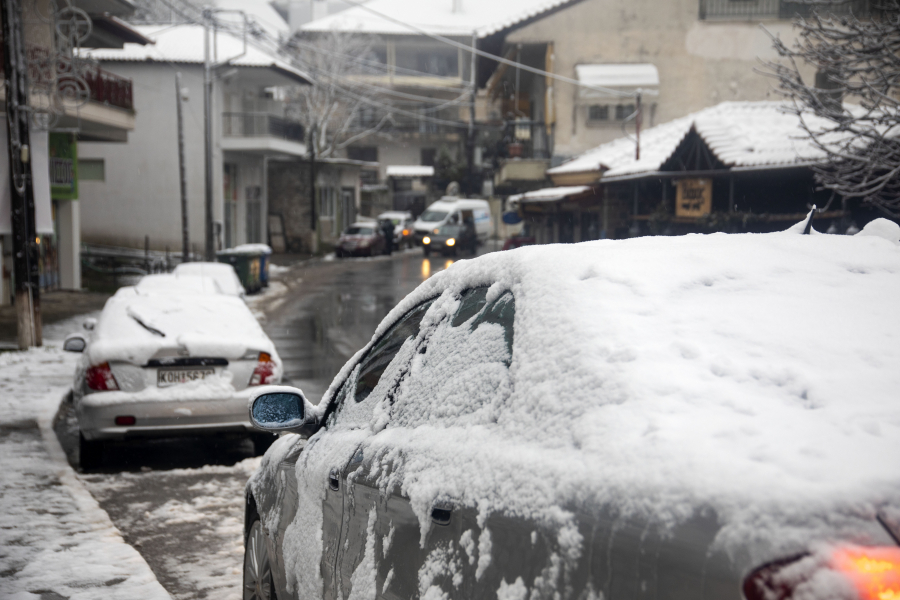 Πυκνό χιόνι αυτή την ώρα στην Πάρνηθα, έκλεισε ο δρόμος από τελεφερίκ (εικόνες)