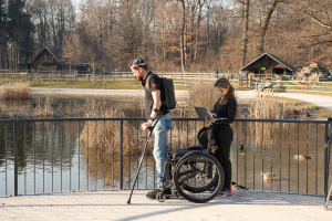 Εμφύτευμα βοηθά ασθενή με παράλυση να περπατήσει, σημαντικό επιστημονικό επίτευγμα