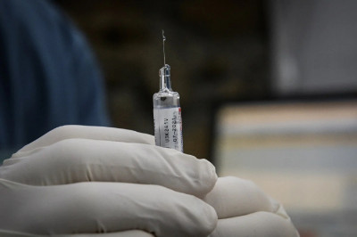 «Καμπανάκι» ΠΟΥ για τα εμβόλια: Δεν θα εξαλείψουν τον κορονοϊό