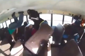 ΗΠΑ: Η συγκλονιστική στιγμή που αυτοκίνητο, που έκανε κόντρες, πέφτει πάνω σε σχολικό λεωφορείο (βίντεο)