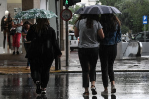 Καιρός: Τοπικές βροχές σε όλη τη χώρα την Παρασκευή - Αναλυτική πρόγνωση
