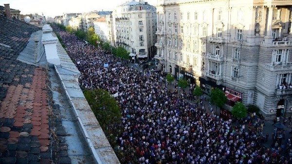 Χιλιάδες Ούγγροι στους δρόμους, κατά του ελέγχου των ΜΜΕ από την κυβέρνηση