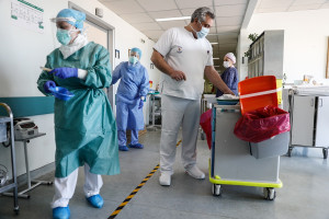 Η Γαλλία δίνει «ιστορική» αύξηση μισθών σε νοσηλευτές και εργαζόμενους υγείας