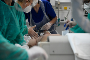 Κορονοϊός: Ραγδαία αύξηση εισαγωγών στα νοσοκομεία - Έκτακτο σχέδιο σε εξέλιξη στο ΕΣΥ
