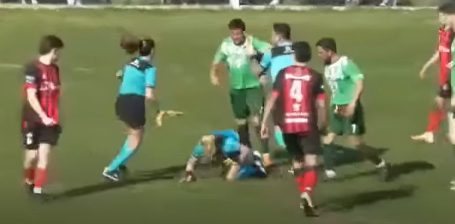 Απίστευτο περιστατικό: Ποδοσφαιριστής έριξε μπουνιά σε γυναίκα διαιτητή (Βίντεο)