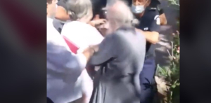 Ηλιούπολη: Αστυνομικοί «πιάστηκαν στα χέρια» με πιστούς έξω από εκκλησία (Βίντεο)