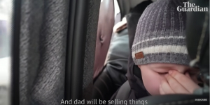 Βίντεο γροθιά στο στομάχι: «Περπατούσαμε για ώρες, αφήσαμε τον πατέρα μου στο Κίεβο», λέει ένα μικρό αγόρι με δάκρυα στα μάτια