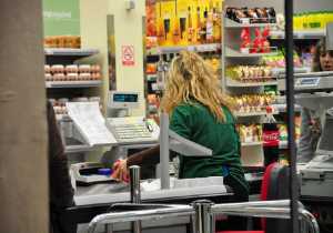 «Σαφάρι» προσφορών και εκπτώσεων στα σουπερμάρκετ από τους καταναλωτές