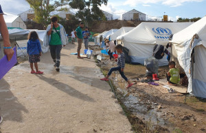 Πρόσφυγες και αιτούντες άσυλο στη δομή έκτακτης ανάγκης στον Καρά Τεπέ / photo: UNHCR