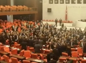 Τουρκία: Η φράση Ερντογάν που προκάλεσε ξύλο στη Βουλή (vid)