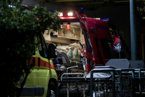 Ασθενοφόρο δέχτηκε κλήση από τροχαίο αλλά «καρφώθηκε»... σε ελιά: Τραυματίστηκε ο γιατρός