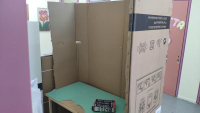 Σοκαριστικές εικόνες από ειδικό σχολείο στην Κρήτη: Κάνουν μάθημα σε χαρτόκουτες (βίντεο)