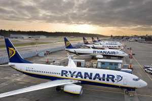 Η Ryanair μαζεύει υπογραφές και απαιτεί να απαγορευθούν οι απεργίες