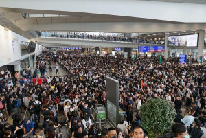 Χονγκ Κονγκ: Άνοιξε το αεροδρόμιο - Επαναπρογραμματίζονται οι ακυρωμένες πτήσεις