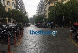 Ισχυρή καταιγίδα στη Θεσσαλονίκη - Χείμαρροι οι δρόμοι
