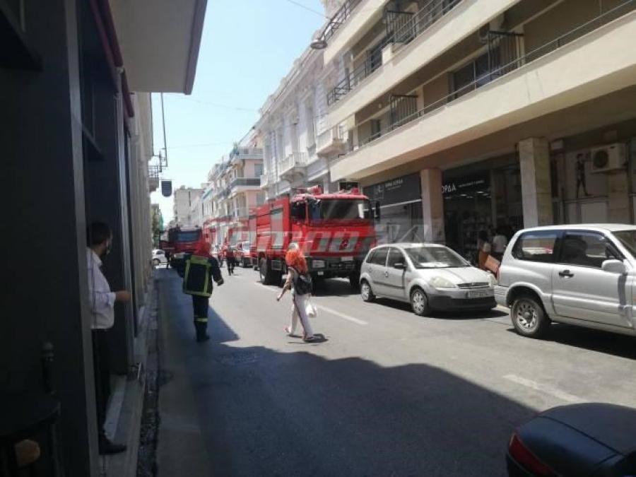 Άνδρας απειλούσε να πέσει στο κενό από κτίριο του ΕΦΚΑ στην Πάτρα