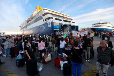 Λιμάνι Πειραιά: 24ωρη απεργία της ΠΕΝΕΝ – Δεν φεύγουν τα πλοία, ταλαιπωρία για όσους θέλουν να ταξιδέψουν (βίντεο)