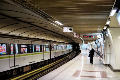 Συναγερμός στη Δάφνη: Άνθρωπος έπεσε στις γραμμές του μετρό