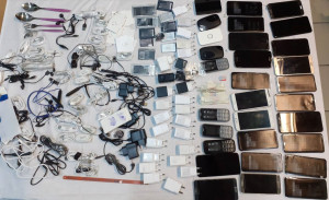 Φυλακές Μαλανδρίνου: Από κινητά μέχρι αλυσοπρίονο έκρυβαν σε ραπτομηχανή