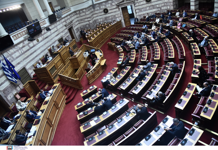 Στη Βουλή η τροπολογία για μείωση ΦΠΑ, γονικές παροχές και πρόγραμμα «ΓΕΦΥΡΑ»