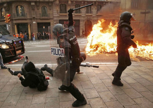 Σκηνές χάους στη Βαρκελώνη - Βγάζουν πολιτοφυλακή στους δρόμους - Πέντε μέρες συγκρούσεις με την Αστυνομία