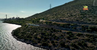 Ένα τρένο διασχίζει τα κύματα: Δείτε τα ομορφότερα 450 μέτρα του Ελληνικού σιδηρόδρομου από ψηλά (βίντεο)