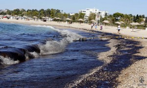Ανεξέλεγκτα εξαπλώνεται η πετρελαιοκηλίδα - «Μαύρισαν» οι παραλίες μέχρι τη Γλυφάδα