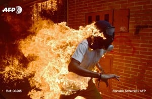Αυτή είναι η καλύτερη φωτογραφία στον κόσμο για το 2017: O φλεγόμενος διαδηλωτής στη Βενεζουέλα