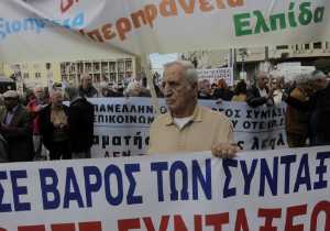 Συγκέντρωση διαμαρτυρίας συνταξιούχων έξω από τα γραφεία του ΕΤΕΑ