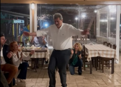 Ο Παύλος Πολάκης γιόρτασε τα γενέθλιά του και έριξε ένα βαρύ ζεϊμπέκικο (βίντεο)