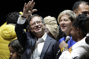 «Σεισμός» στην Κολομβία: Ο αριστερός πρώην αντάρτης Γουστάβο Πέδρο νέος πρόεδρος