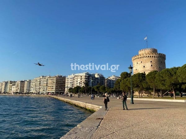 Koρονοϊός - Θεσσαλονίκη: Drone πετάει πάνω από την παραλία και παρακινεί κόσμο να μείνει σπιτι του