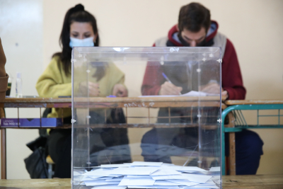 Εκλογές στην Γαλλία: Τι λένε οι ψηφοφόροι της Ελλάδας για Μακρόν και Λεπέν