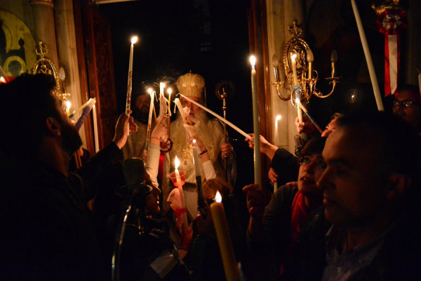 Πάσχα 2019: Έφτασε με καθυστέρηση το Άγιο Φως στην Ελλάδα