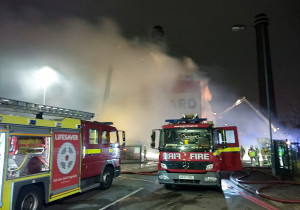 Σοκαριστικα βίντεο από μεγάλη φωτιά σε συγκρότημα διαμερισμάτων στο Λονδίνο