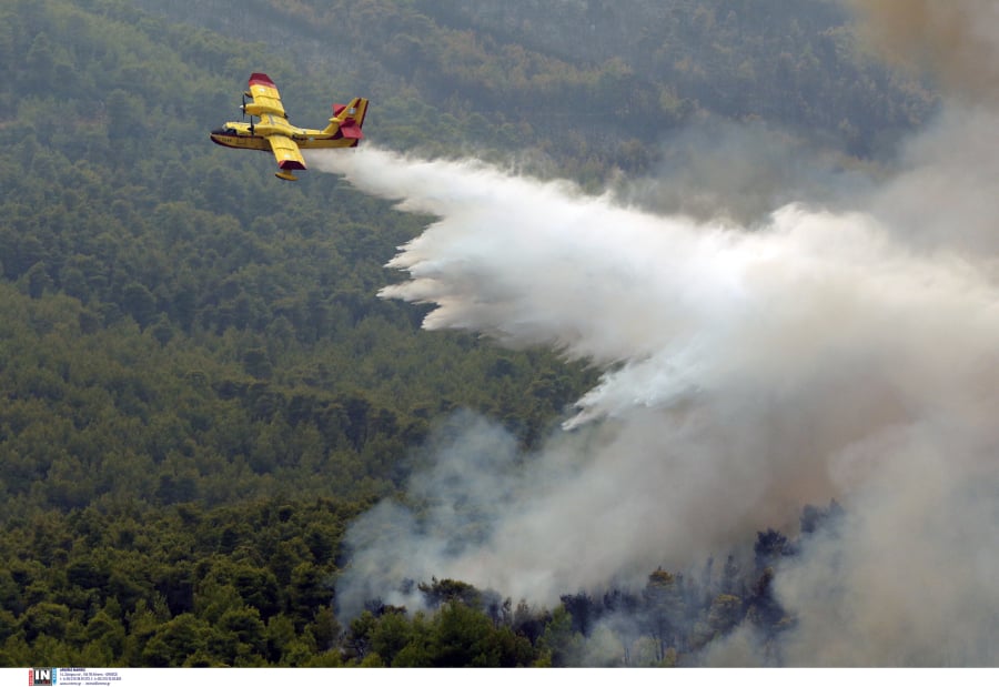 Φωτιά στο Άγιο Όρος: Καίγεται το δάσος στη Μονή Μεγίστης Λαύρας -Στη μάχη άλλα δύο καναντέρ